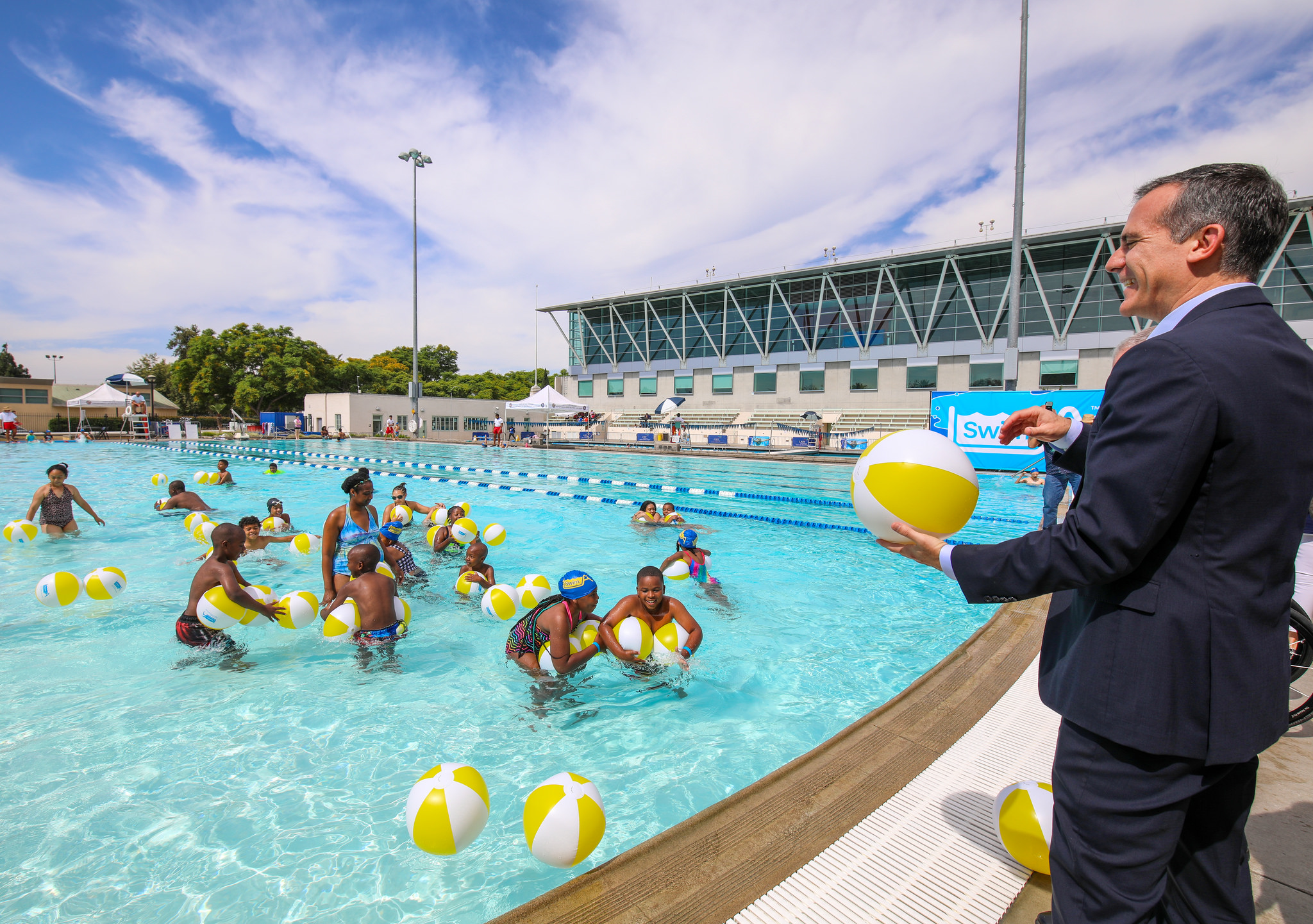 LA 2028 : Eric Garcetti lance la deuxième saison de « SwimLA »