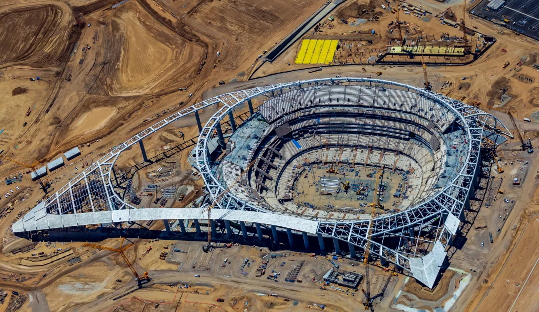 L.A. Stadium : Pose des premiers éléments de la toiture