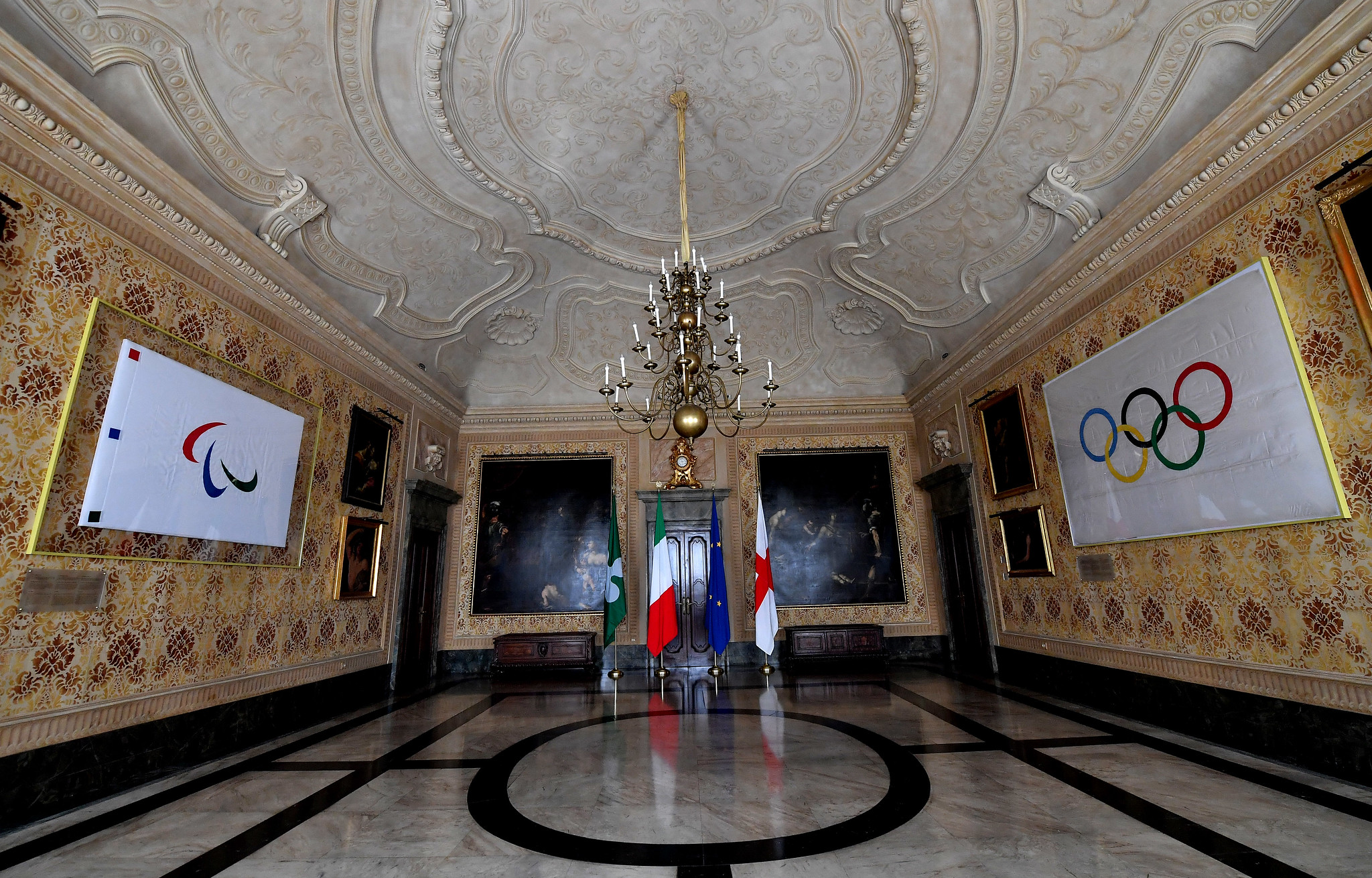 Milan-Cortina 2026 : Les drapeaux exposés au Palazzo Marino