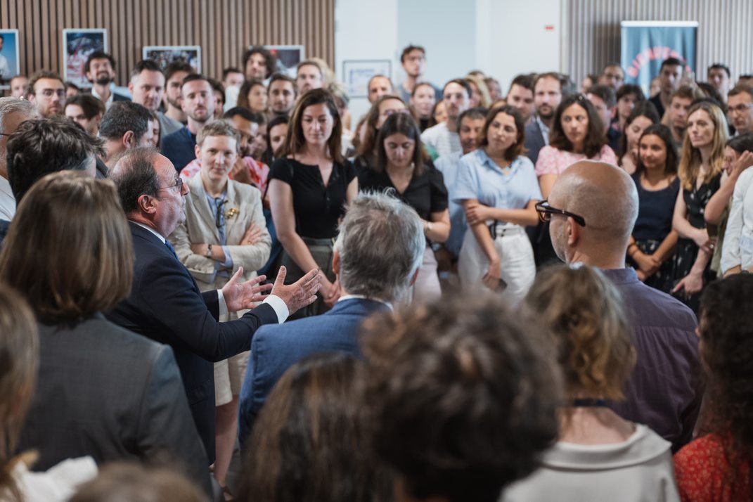 Paris 2024 : François Hollande en visite au siège du COJO