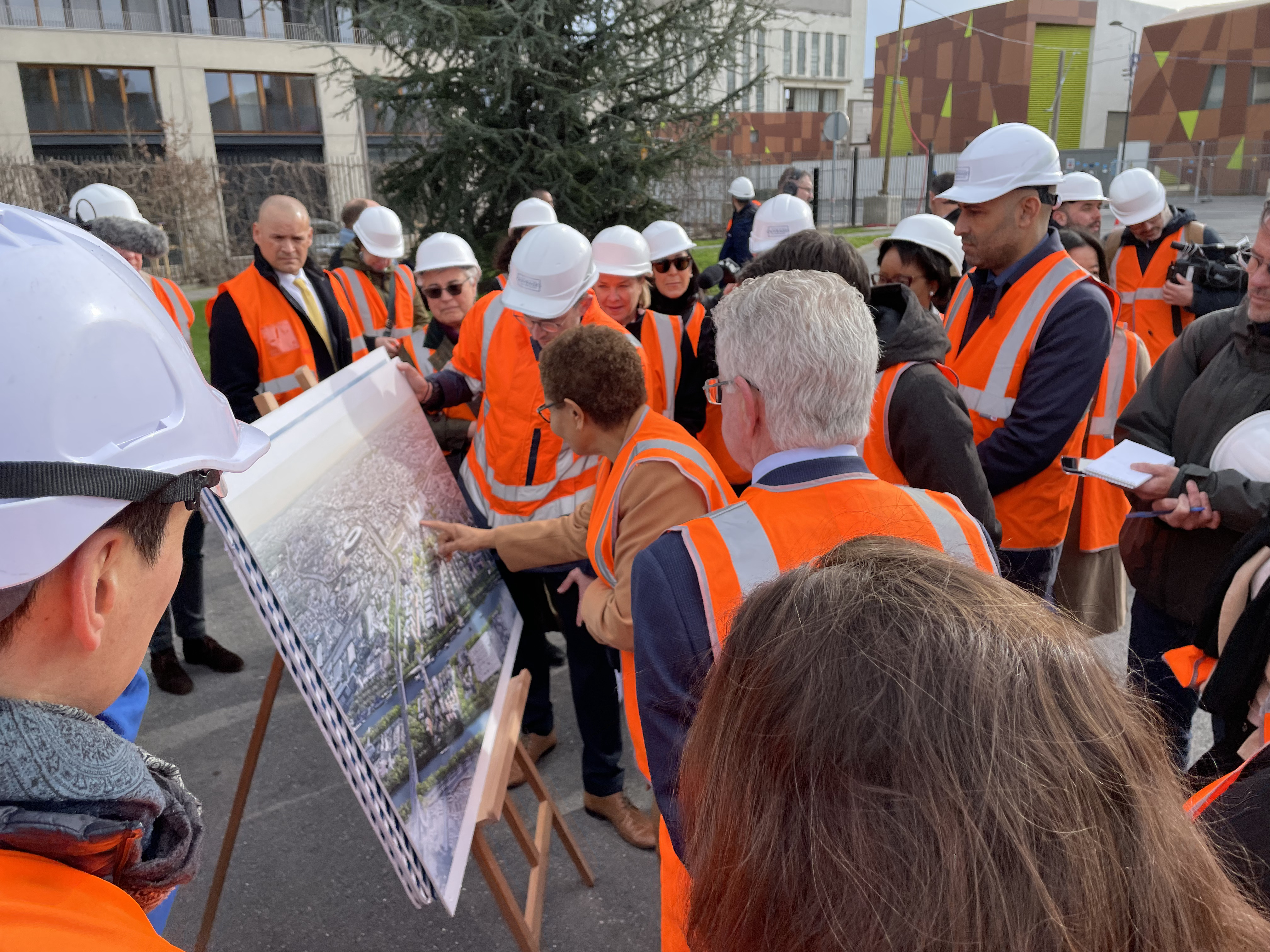 Paris 2024 : La Maire de Los Angeles en visite au Village des Athlètes