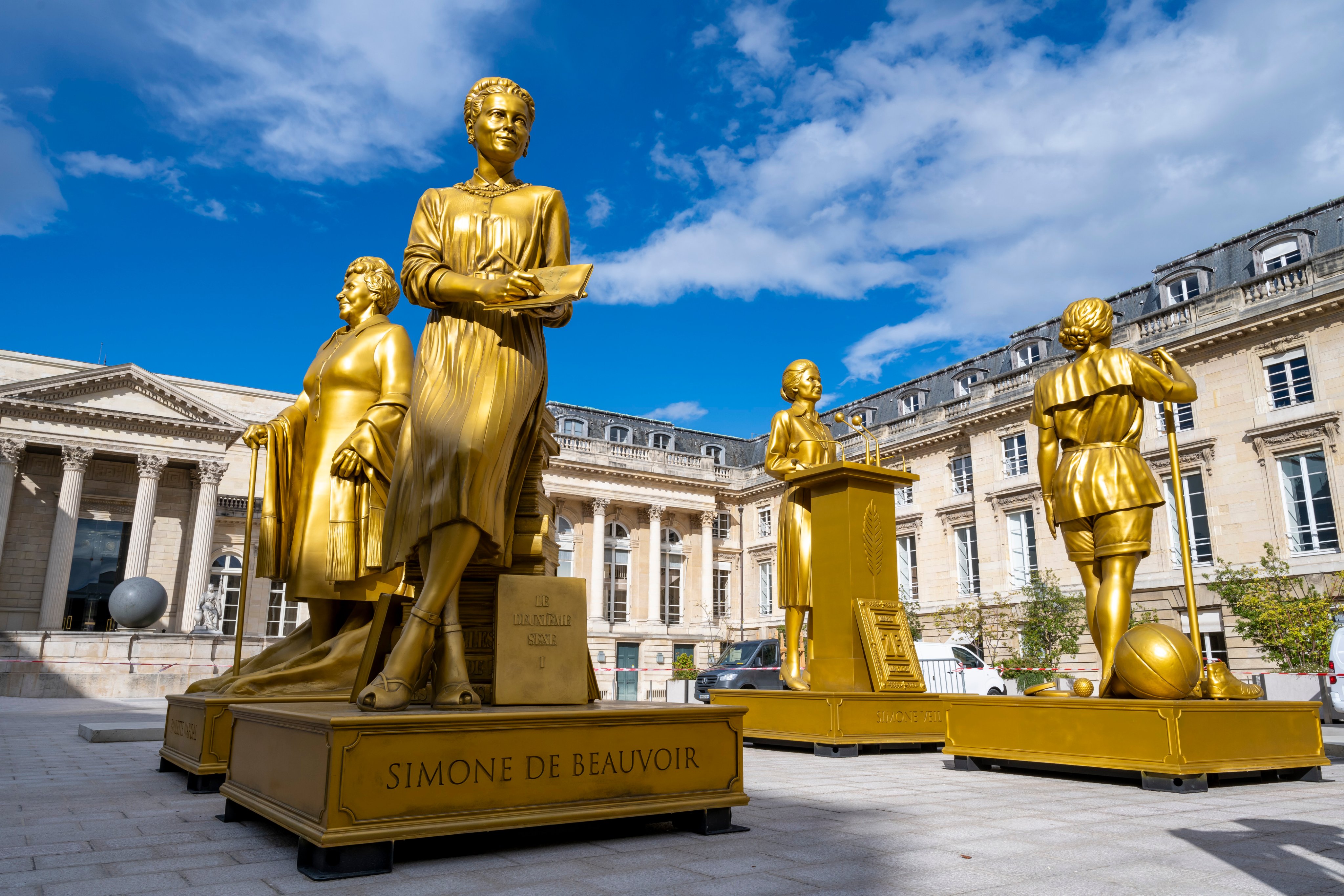 Paris 2024 : Les statues féminines s&rsquo;installent dans la Cour d&rsquo;honneur du Palais Bourbon
