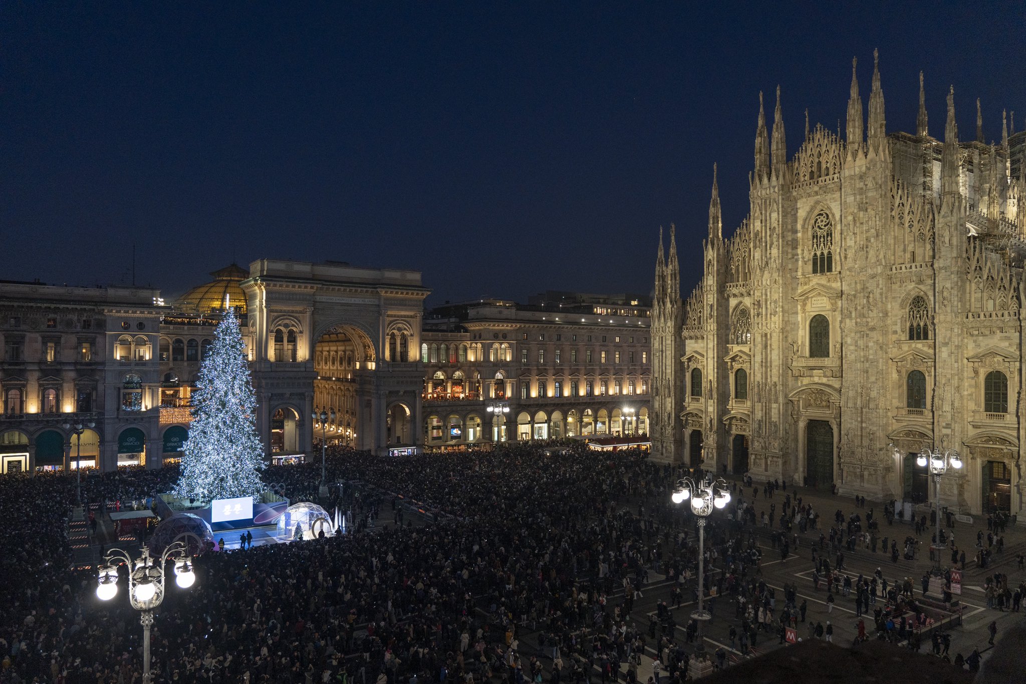 Milan-Cortina 2026 : L&rsquo;Arbre des Jeux illumine la Piazza del Duomo