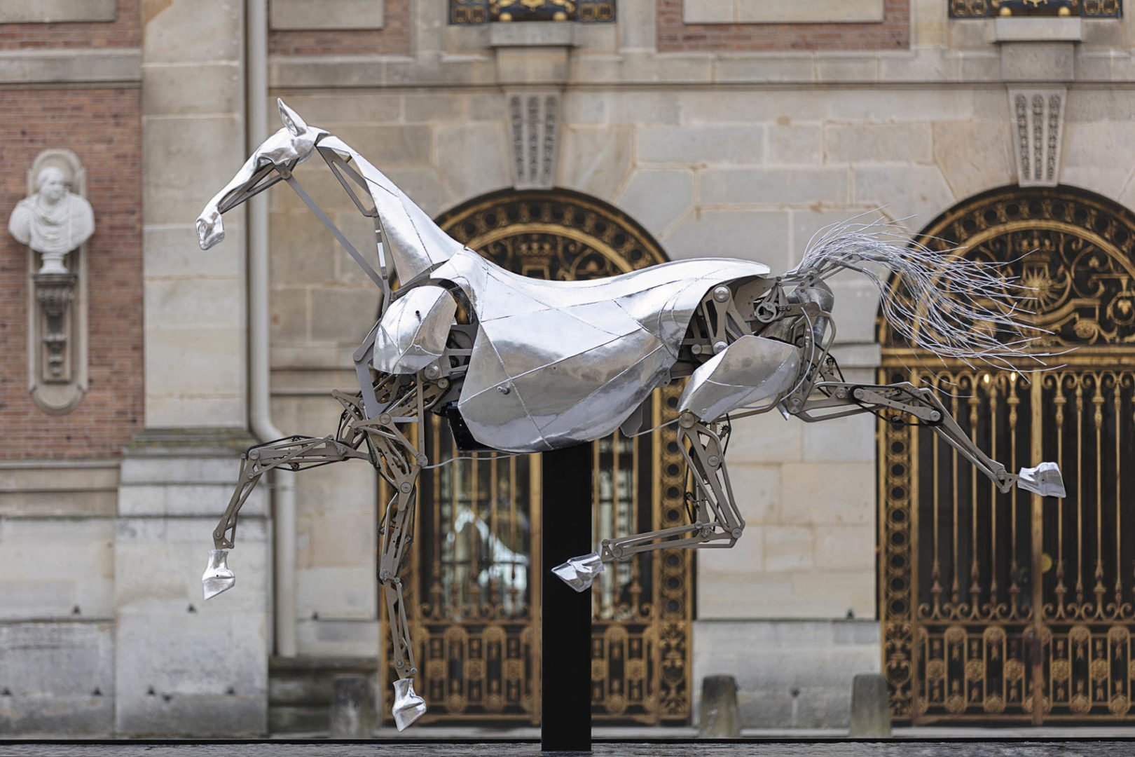 La cavalcade triomphale de Zeus, le cheval métallique de Paris 2024